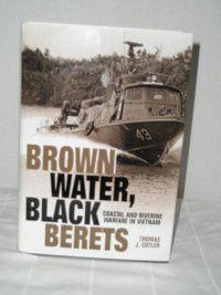 Brown Water, Black Beretscoastal And Riverine Warfare In Vietnam Cutler, Thomas J. Naval Institute Press