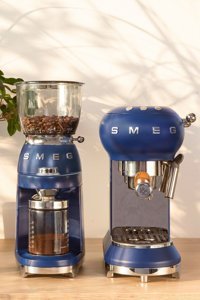 Smeg 1895 Blue Maestro 1400 W Paslanmaz Çelik Tezgah Üstü Kapsülsüz Öğütücülü Taşınabilir Yarı Otomatik Espresso Makinesi Mavi