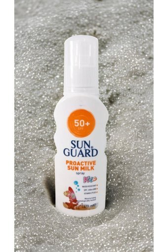 Sun Guard Kids 50 Faktör Tüm Ciltler İçin Leke Karşıtı Nemlendirici Yağsız Suya Dayanıklı Yüz ve Vücut Güneş Kremi 75 ml