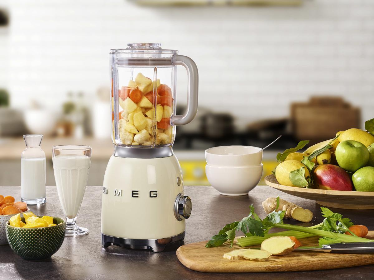 Smeg 50'S Style Retro 1.5 lt Plastik Hazneli Buz Kırıcılı Turbolu 4 Bıçaklı 4'lü Sürahili Blender Krem