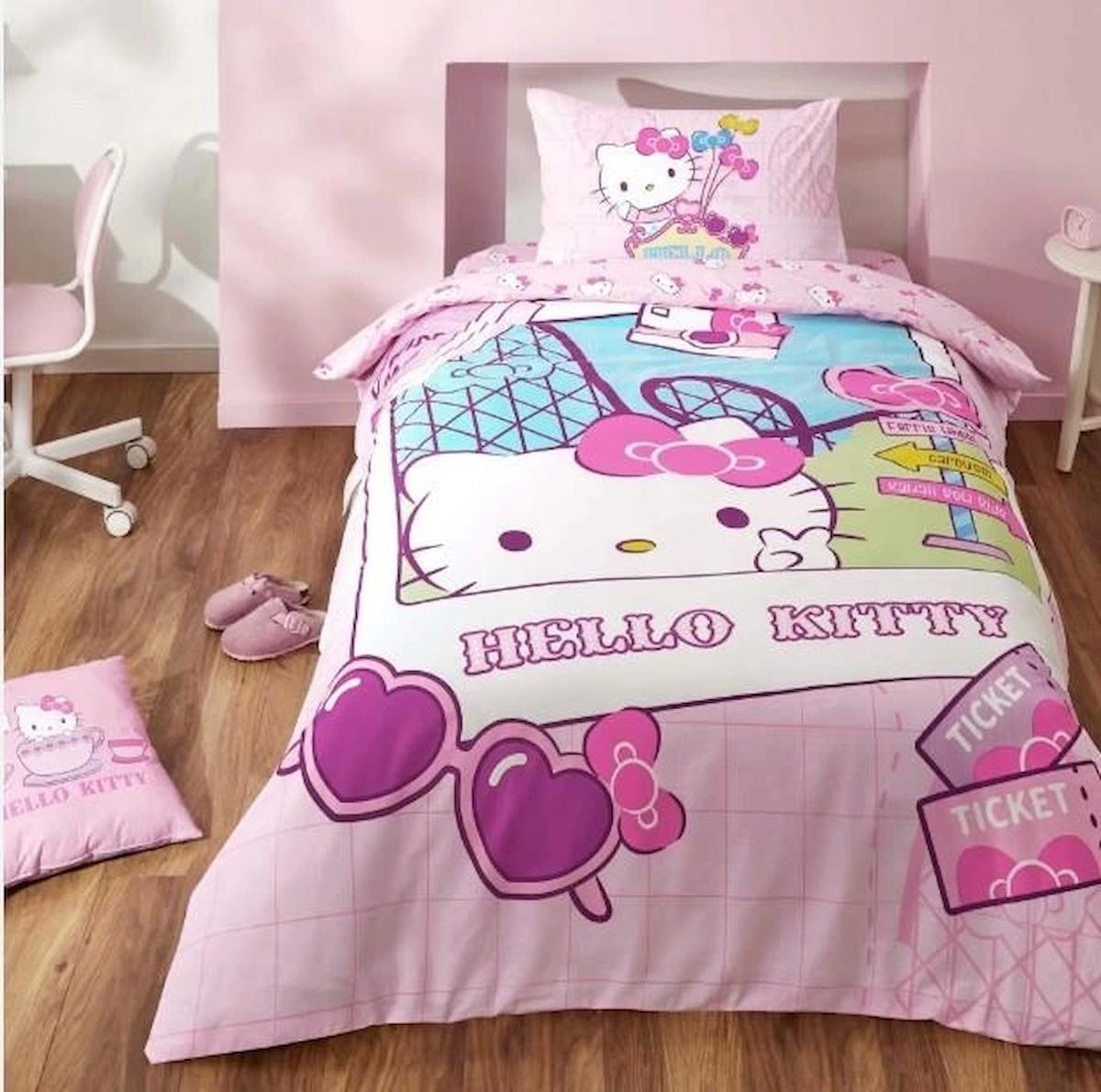 Taç Hello Kitty Travel Pamuklu 4 Mevsim 160 x 220 cm Çarşaflı Desenli Çift Kişilik Nevresim Takımı Çok Renkli